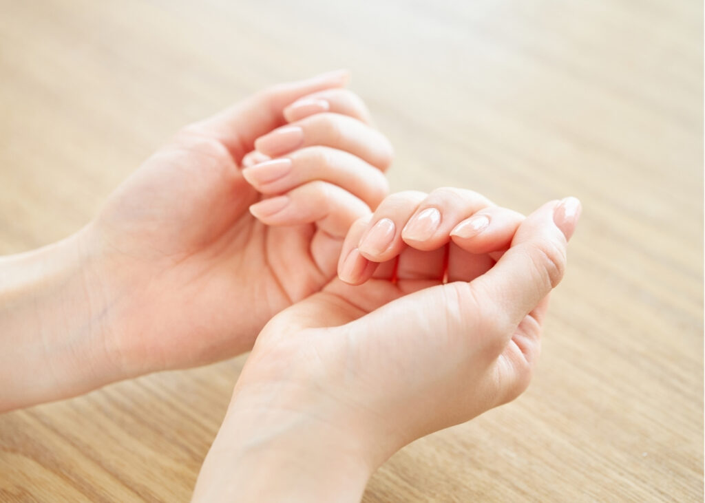 狭山市 自爪育成ネイルケアサロンネイルラパン 施術後の爪のチェックの様子