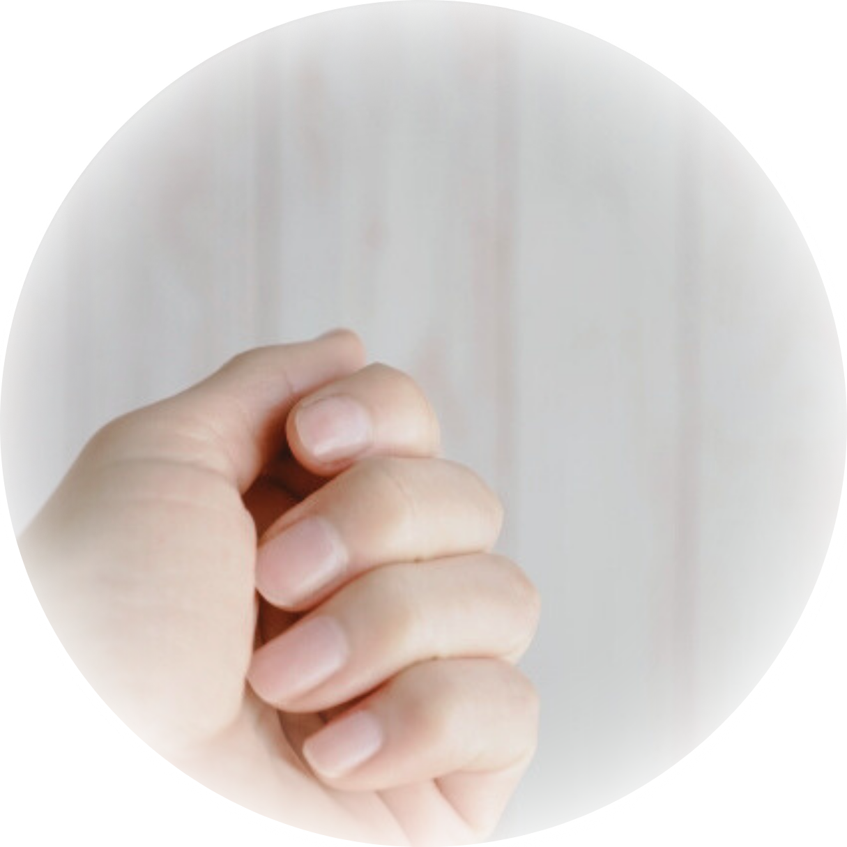 他人に爪を見られるのが恥ずかしくて隠してしまう